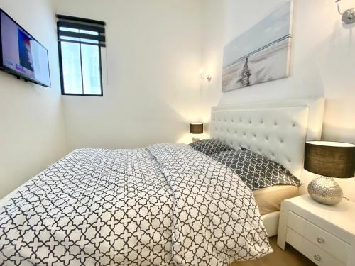 LAMARTINE- Heart of Center- Modern and Design flat