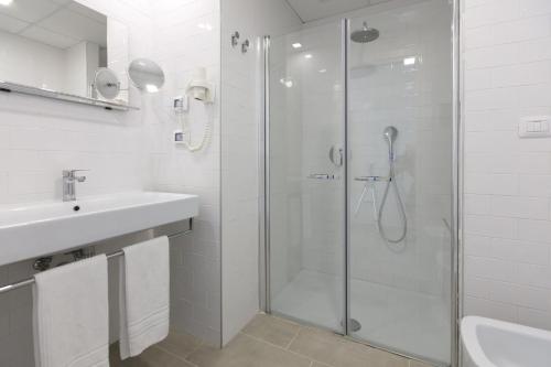 Superior Double or Twin Room image 8
