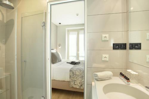 1 queen bed, 2 twin beds