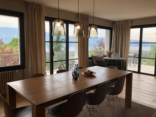 Seadmed, Vue exceptionnelle sur lac d'Annecy et Montagnes in Menthon-Saint-Bernard