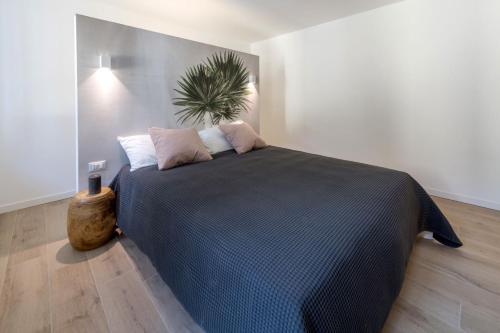 One-Bedroom Apartment image 7