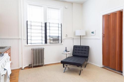 FRONTDESK Classic Studio Apt in West Town