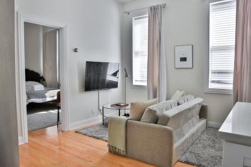 FRONTDESK Updated West Town 2 BR Apt with W&D