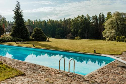 Taman, Log Cabin in Kandava