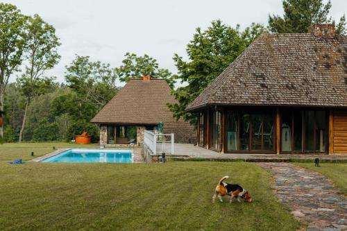 Kolam air panas, Log Cabin in Kandava