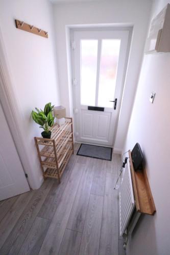 Amaya Three - Newly Renovated - Sleeps 6 - Grantham - Garden & Driveway, Grantham (foto 6)