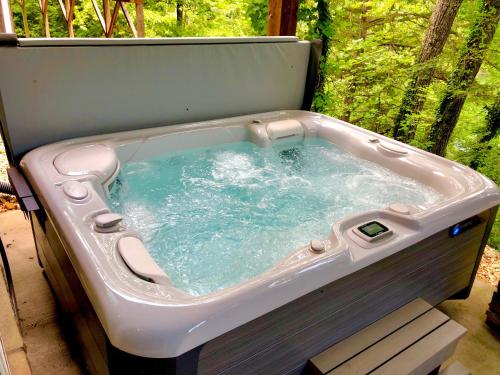 Mountain Creek Cabin - Luxury Lakefront Home - Hot Tub- Pool Table - Movie Theater in Lampe, USA