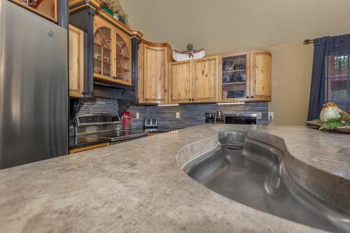 Mountain Creek Cabin - Luxury Lakefront Home - Hot Tub- Pool Table - Movie Theater in Lampe, USA