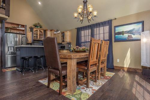 Mountain Creek Cabin - Luxury Lakefront Home - Hot Tub- Pool Table - Movie Theater in Lampe, USA