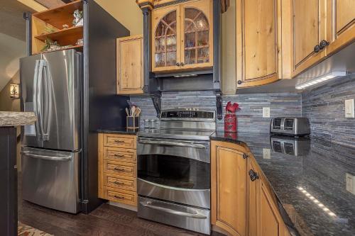 Mountain Creek Cabin - Luxury Lakefront Home - Hot Tub- Pool Table - Movie Theater in Lampe, USA