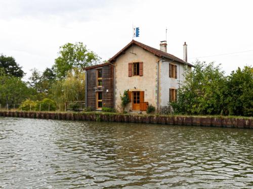 Charming Cottage in Bourg le Comte near Lake gîte à louer Marcigny