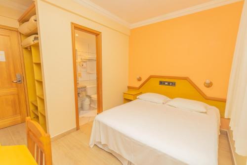 2 twin beds