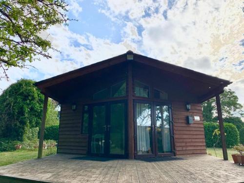 The Reading three bedroom chalet with gardens, suitable for contractors, Reading