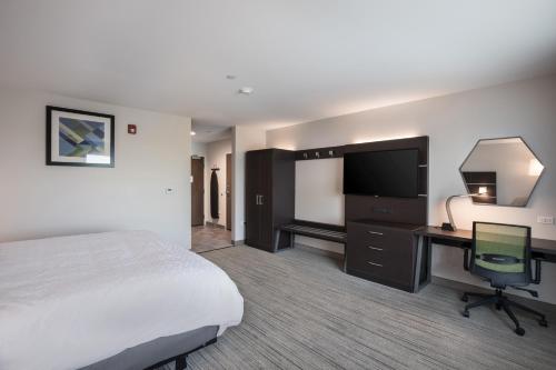 Holiday Inn Express & Suites - Hoffman Estates, an IHG Hotel