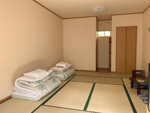 Yokohamaya Located in Kamisu, Yokohamaya is a perfect starting point from which to explore Ibaraki. Both business travelers and tourists can enjoy the propertys facilities and services. Service-minded staff wil