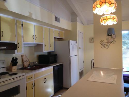SEA COTTAGE APARTMENT by Jekyll Realty - image 2