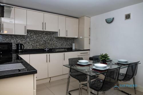 Reading City Centre Apartment with Garden by Shepherd Serviced Apartments