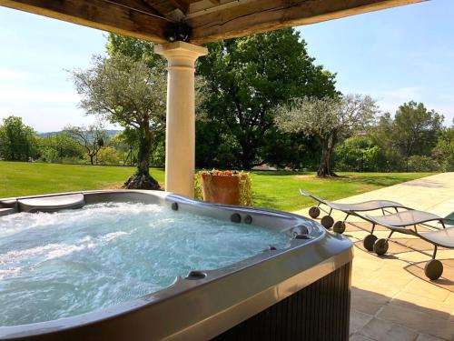 SUITE JACUZZI La Chambre D'ANDRÉA - TABLE D'HÔTES chambre d'hôte Vézénobres