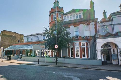 Esterno, Dog and Fox in Wimbledon