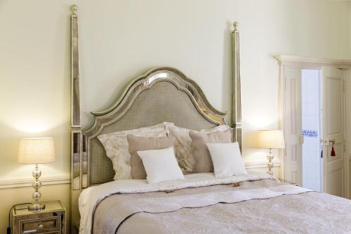 1 queen bed, 1 twin bed