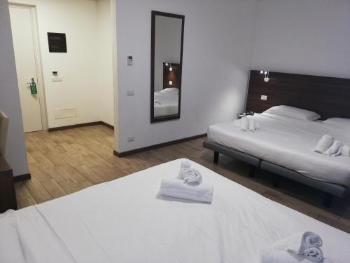 1 queen bed, 2 twin beds