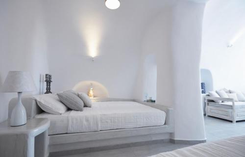 Elegant Santorini House Villa Castro Caldera View-Outdoor Hot Tub Oia - image 8