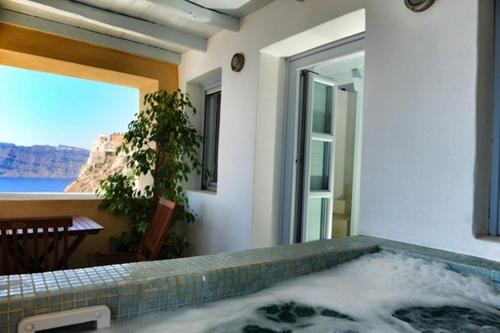 Elegant Santorini House Villa Graceful Caldera View-Outdoor Hot Tub Oia