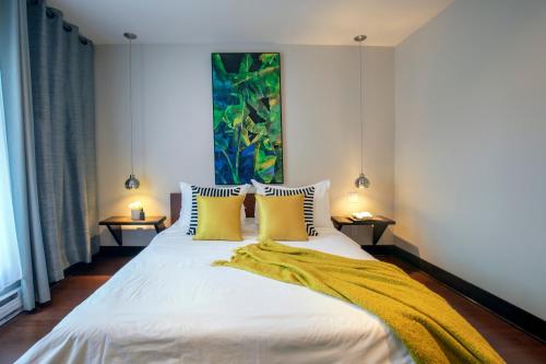 One-Bedroom Apartment with Balcony 4040