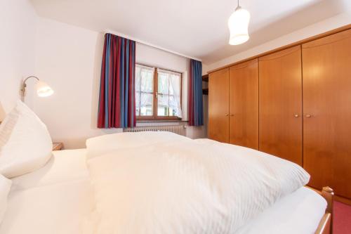 1 queen bed, 1 twin bed, 1 sofa bed