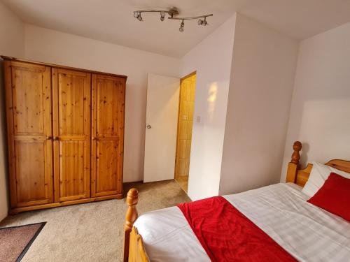 Pymgate Lodge Airport Hotel - image 3