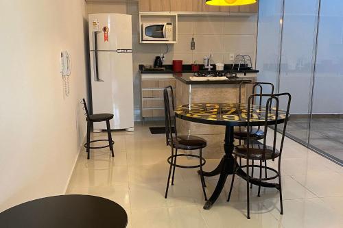 Apartamento novo, completo e bem localizado.