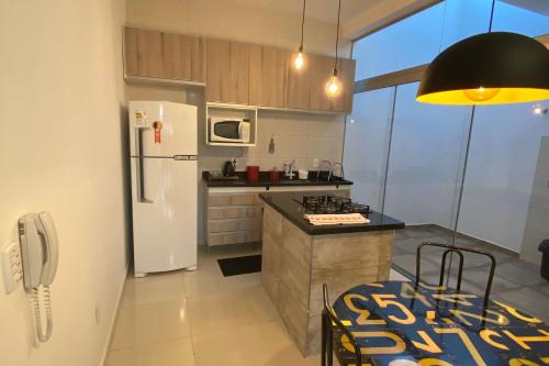 Apartamento novo, completo e bem localizado.