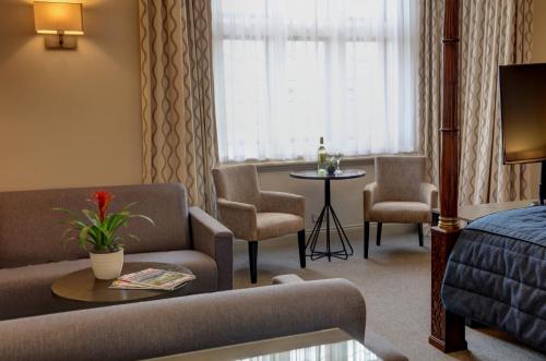 Crown & Mitre Hotel - image 11