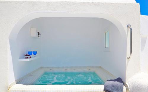 Elegant Santorini House Villa Windmill Caldera View-Outdoor Hot Tub Oia