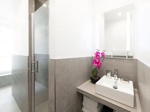 NEW! Luxury 3 Bedrooms Le Louvre II by Livinparis - image 8