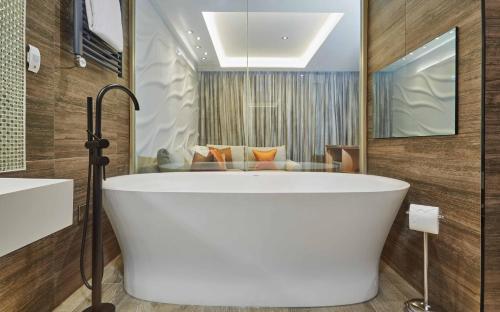 Kamar Mandi, Lion Quays Hotel & Spa in Oswestry