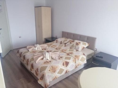1 queen bed