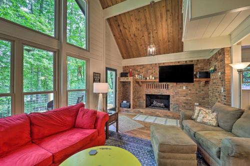 Spacious Cabin - 4 Mi to Blue Ridge Parkway!