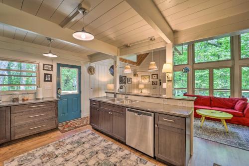 Spacious Cabin - 4 Mi to Blue Ridge Parkway! - image 3