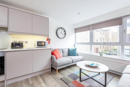 Murrays Bridge - Central Apartment with Parking