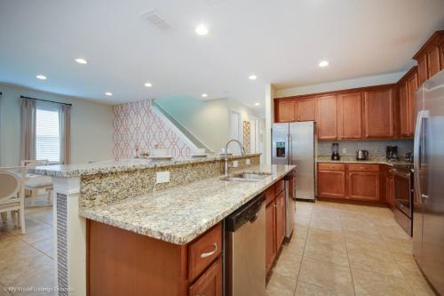 Luxurious Villa 10Bed 10Bath Pool and Game Room - image 3