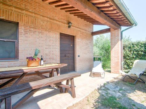  Snug Farmhouse in Castiglione del Lago with Pool, Pension in Pucciarelli