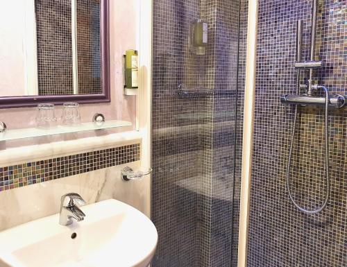 Double or Twin Room image 10