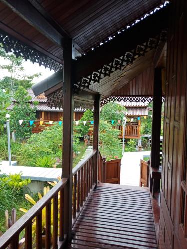 เรือนไทยใจสุขเอ๋ย in Chian Yai