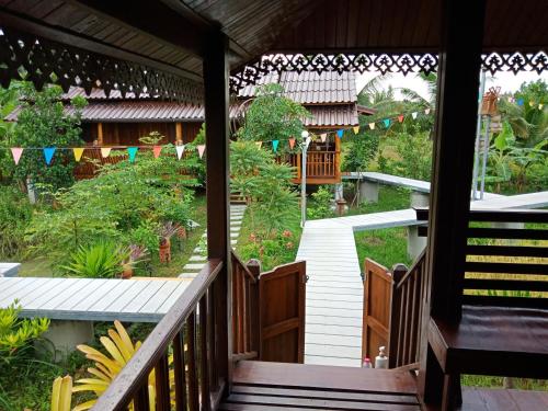 เรือนไทยใจสุขเอ๋ย in Chian Yai