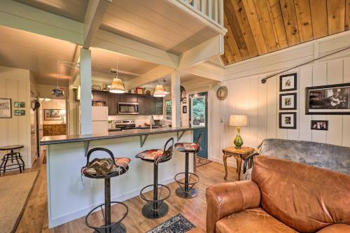 Spacious Cabin - 4 Mi to Blue Ridge Parkway! in Boone, USA