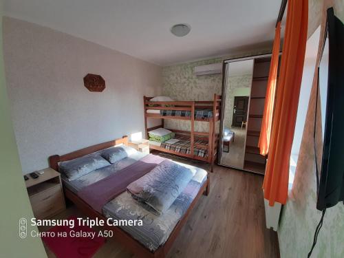 1 double bed, 1 bunk bed
