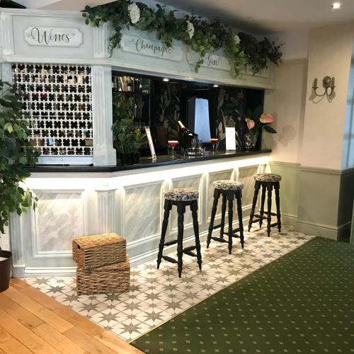 酒吧/高級酒吧, 獵鷹酒店 (Falcon Hotel) in 卡馬森市中心