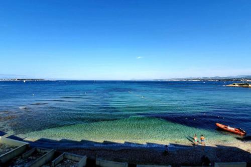 Miramare appartement pieds dans l eau vue mer féerique 180° féerique