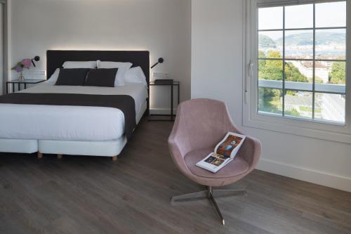 1 queen bed, 1 sofa bed